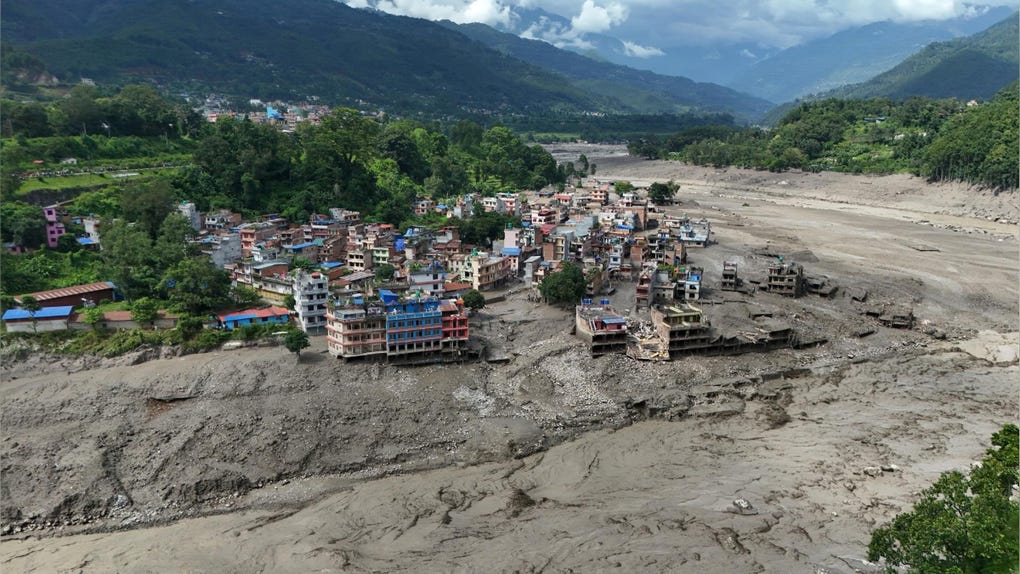 Nepal busca a decenas de desaparecidos tras una violenta riada llegada del Tíbet