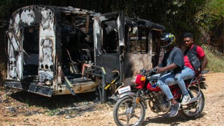 Jefe de banda en Haití amenaza con matar a decenas de rehenes un día después de la masacre