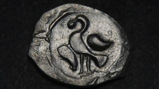 Arqueólogos hallan un tesoro con más de 2 mil monedas de plata del siglo XV en Rusia