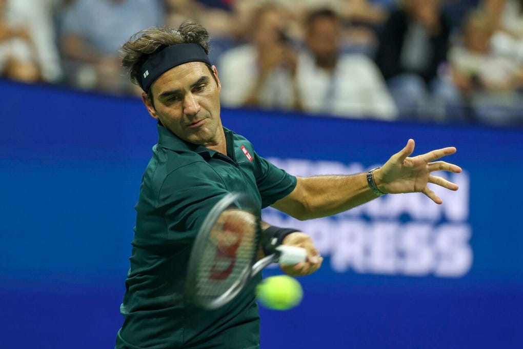 Federer regaló detalles de elegancia y clase en pista, con una larga serie de ganadores con el revés que fueron celebrados por el público.