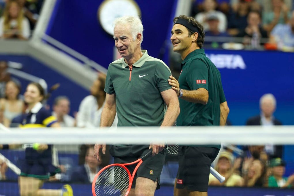 Roger Federer junto con John McEnroe, ganador de siete Grand Slam.