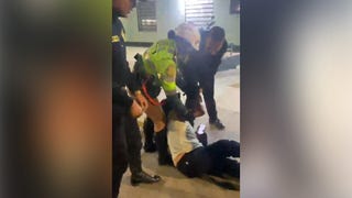 Trujillo: mujer en aparente estado de ebriedad es detenida por insultar y agredir a unos policías