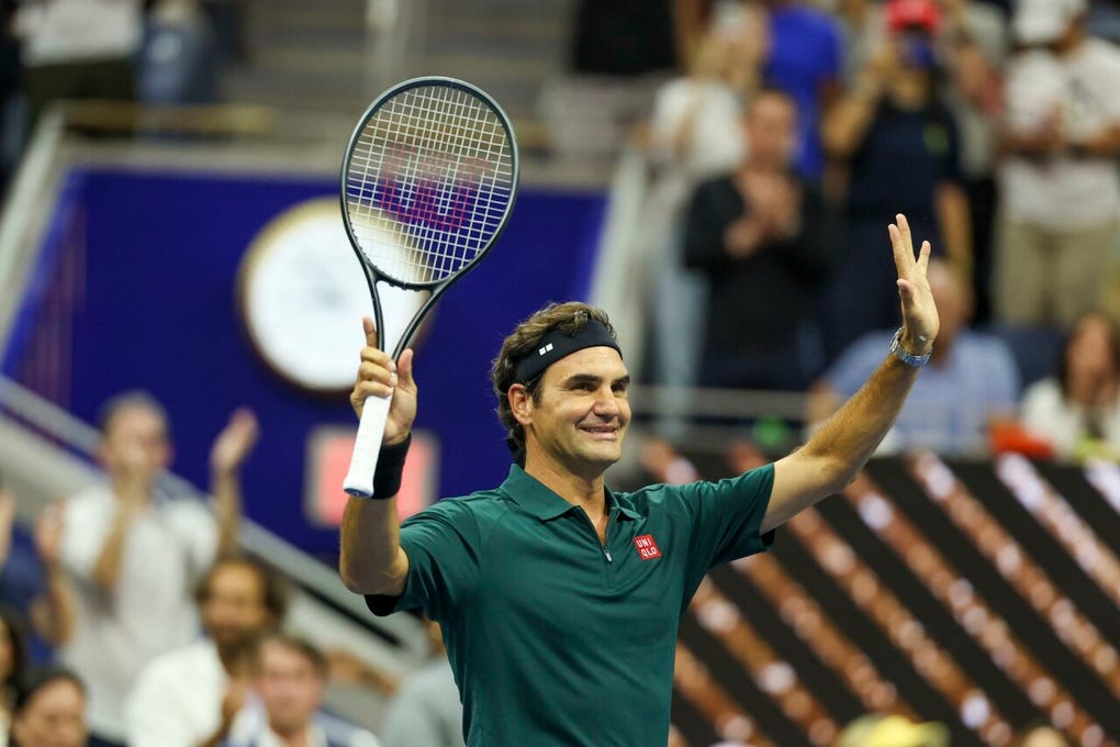 El suizo Roger Federer, ganador de veinte grandes, volvió a vestirse de corto para disputar -y ganar- una exhibición contra Andy Roddick en una pista Arthur Ashe de Nueva York que le ovacionó, a falta de pocos días para el arranque del US Open.