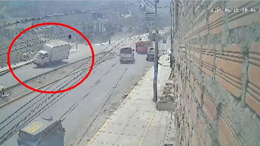 Las cámaras de seguridad captaron el aparatoso accidente.