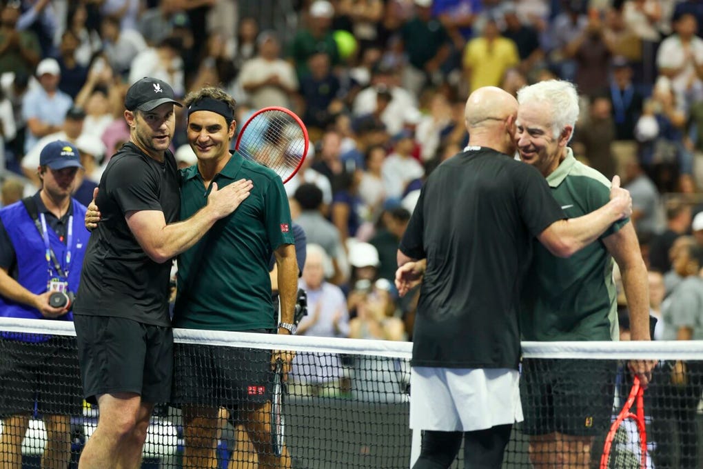 El evento también previó un partido de dobles entre Federer y John McEnroe, contra Andy Roddick y Andre Agassi.