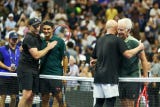 El evento también previó un partido de dobles entre Federer y John McEnroe, contra Andy Roddick y Andre Agassi.