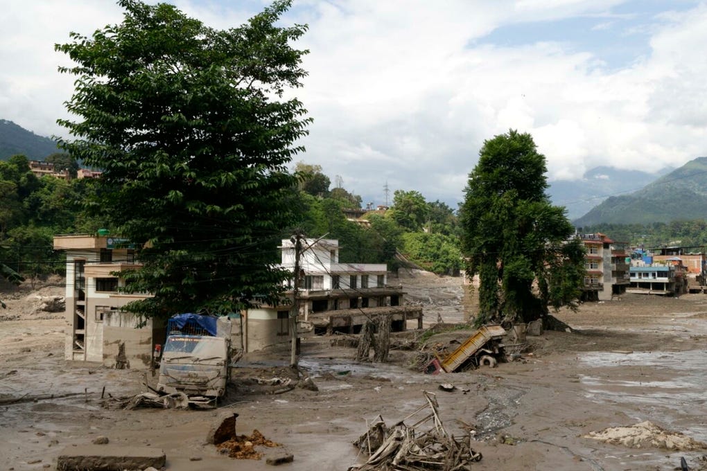 El ministro de Exteriores de Nepal señaló que el sismo habría provocado un gran deslizamiento de tierra que bloqueó el cauce del río Bhote Koshi.