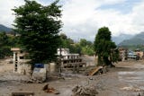 El ministro de Exteriores de Nepal señaló que el sismo habría provocado un gran deslizamiento de tierra que bloqueó el cauce del río Bhote Koshi.