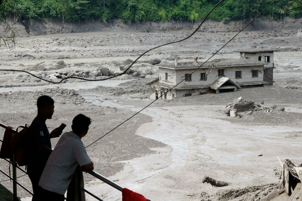 El ministro de Asuntos Exteriores de Nepal, Shishir Khanal, atribuyó de forma preliminar a un sismo el aluvión que este miércoles alcanzó de forma violenta a varias localidades del norte del país, cerca de la frontera con el Tíbet (China).