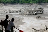 El ministro de Asuntos Exteriores de Nepal, Shishir Khanal, atribuyó de forma preliminar a un sismo el aluvión que este miércoles alcanzó de forma violenta a varias localidades del norte del país, cerca de la frontera con el Tíbet (China).