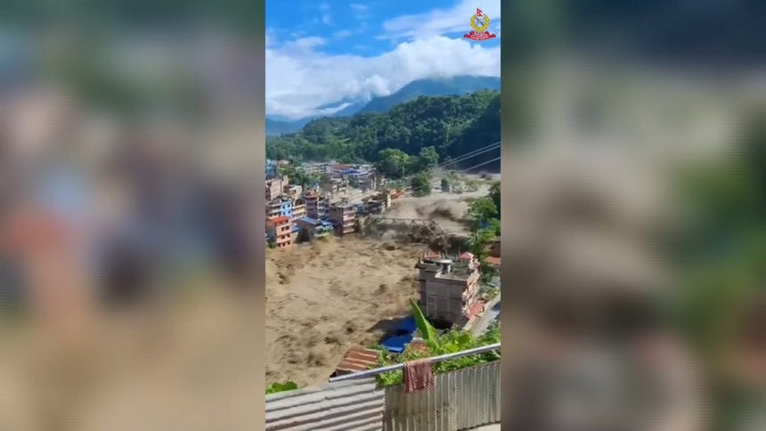 Imágenes publicadas en la cuente en X de la Policía de Nepal en la que se nota la dimensión de la ríada y las labores de rescate. 