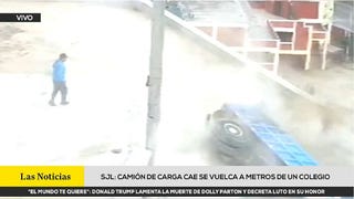 SJL: camión de carga cae por una pendiente y casi termina sobre un colegio