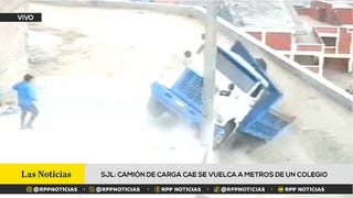 SJL: camión de carga cae por una pendiente y casi termina sobre un colegio [VIDEO]