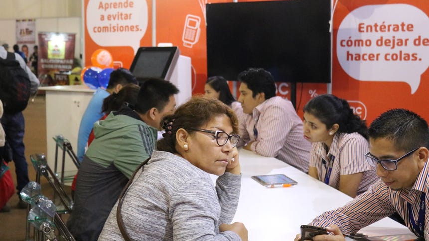Peruanos “jalados” con 09 en conocimientos financieros y solo el 7% conoce bien sobre los intereses de sus ahorros y créditos
