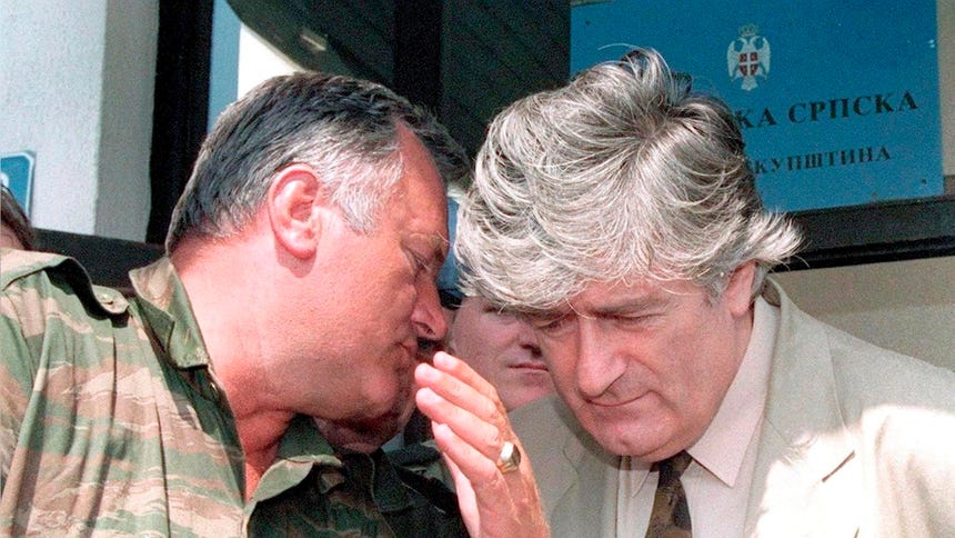 El líder de la República Srpska, Radovan Karadzic (derecha), escucha al comandante del Ejército de la República Srpska (VRS), Ratko Mladic (izquierda), durante una reunión en Pale, Bosnia y Herzegovina, el 5 de agosto de 1993 (reeditado el 27 de agosto de 2026).