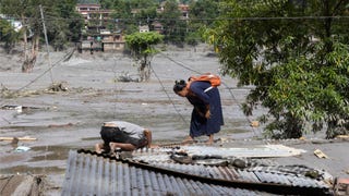 Las autoridades de Nepal elevan a 289 los muertos por la riada masiva