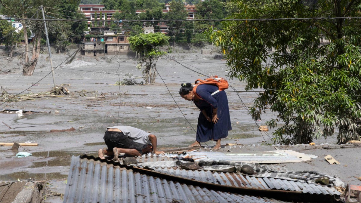 Las autoridades de Nepal elevan a 359 los muertos por la riada masiva