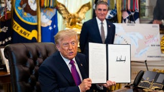 Donald Trump firma el cambio oficial del nombre del lago Ontario a lago América