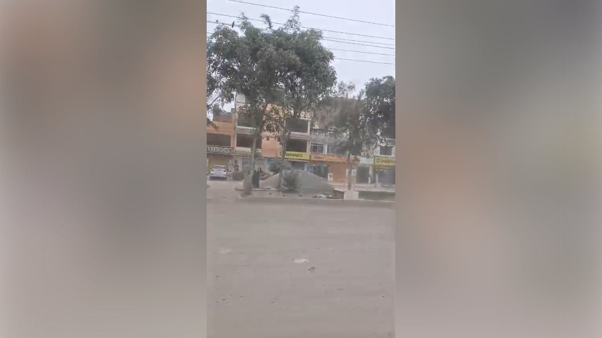 Hay un cúmulo de cemento tirado en plena pista lleno de polvo