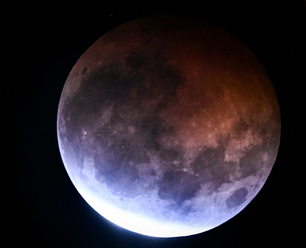 La Luna llena durante el <a data-mce-href=https://rpp.pe/ciencia/espacio/eclipse-lunar-hoy-en-vivo-en-peru-nasatv-via-youtube-live-3586 href=https://rpp.pe/ciencia/espacio/eclipse-lunar-hoy-en-vivo-en-peru-nasatv-via-youtube-live-3586 target=_blank rel=noopener>eclipse lunar parcial</a> de este jueves, observado desde el<strong> Planetario de Brasilia</strong>, en <strong>Brasil</strong>.