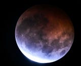 La Luna llena durante el <a data-mce-href=https://rpp.pe/ciencia/espacio/eclipse-lunar-hoy-en-vivo-en-peru-nasatv-via-youtube-live-3586 href=https://rpp.pe/ciencia/espacio/eclipse-lunar-hoy-en-vivo-en-peru-nasatv-via-youtube-live-3586 target=_blank rel=noopener>eclipse lunar parcial</a> de este jueves, observado desde el<strong> Planetario de Brasilia</strong>, en <strong>Brasil</strong>.