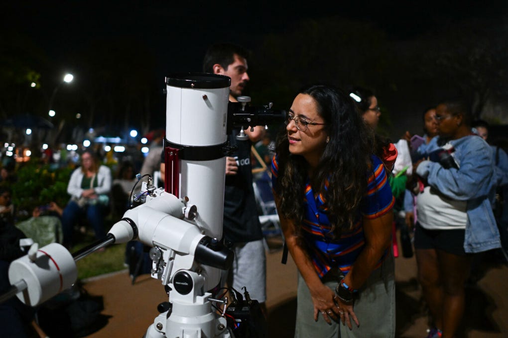 Una persona observa a través de un telescopio la Luna llena durante el <a data-mce-href=https://rpp.pe/ciencia/espacio/eclipse-lunar-hoy-en-vivo-en-peru-nasatv-via-youtube-live-3586 href=https://rpp.pe/ciencia/espacio/eclipse-lunar-hoy-en-vivo-en-peru-nasatv-via-youtube-live-3586 target=_blank rel=noopener>eclipse lunar parcial</a> registrado este jueves en el <strong>Planetario de Brasilia</strong>, en <strong>Brasil</strong>.<strong> </strong>