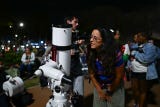 Una persona observa a través de un telescopio la Luna llena durante el <a data-mce-href=https://rpp.pe/ciencia/espacio/eclipse-lunar-hoy-en-vivo-en-peru-nasatv-via-youtube-live-3586 href=https://rpp.pe/ciencia/espacio/eclipse-lunar-hoy-en-vivo-en-peru-nasatv-via-youtube-live-3586 target=_blank rel=noopener>eclipse lunar parcial</a> registrado este jueves en el <strong>Planetario de Brasilia</strong>, en <strong>Brasil</strong>.<strong> </strong>