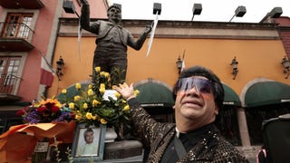 Juan Gabriel: fans y mariachis rinden homenaje al 'Divo de Juárez' por el décimo aniversario de su muerte