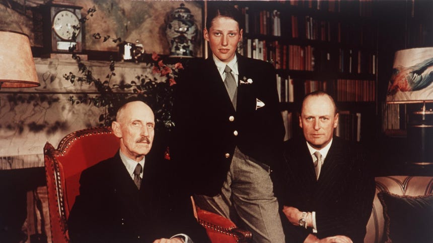 Tres generaciones de herederos al trono de la Casa Real de Noruega en Oslo (de izquierda a derecha): el rey Haakon VII, el príncipe Harald (posteriormente rey Harald V) y el príncipe heredero Olav (posteriormente rey Olav V).