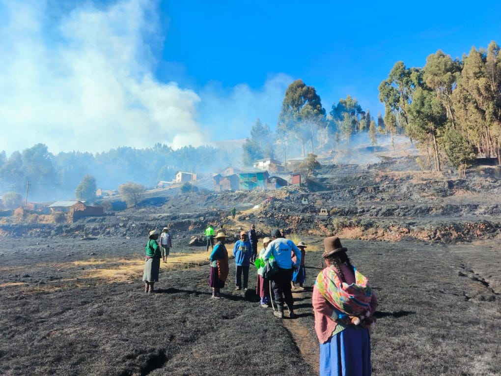 El incendio también ocasionó daños materiales en dos casas, afectando a cuatro personas de dos familias.