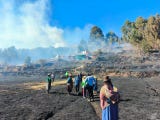 El incendio también ocasionó daños materiales en dos casas, afectando a cuatro personas de dos familias.