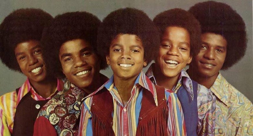 Michael Jackson estuvo en los Jackson 5 aproximadamente 20 años, desde los inicios del grupo en 1964 hasta su última gira con ellos en 1984.