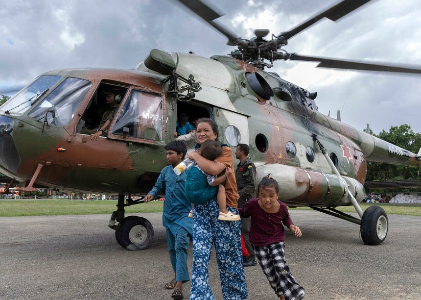 Helicópteros del Ejército nepalí siguen evacuando a los damnificados. 
