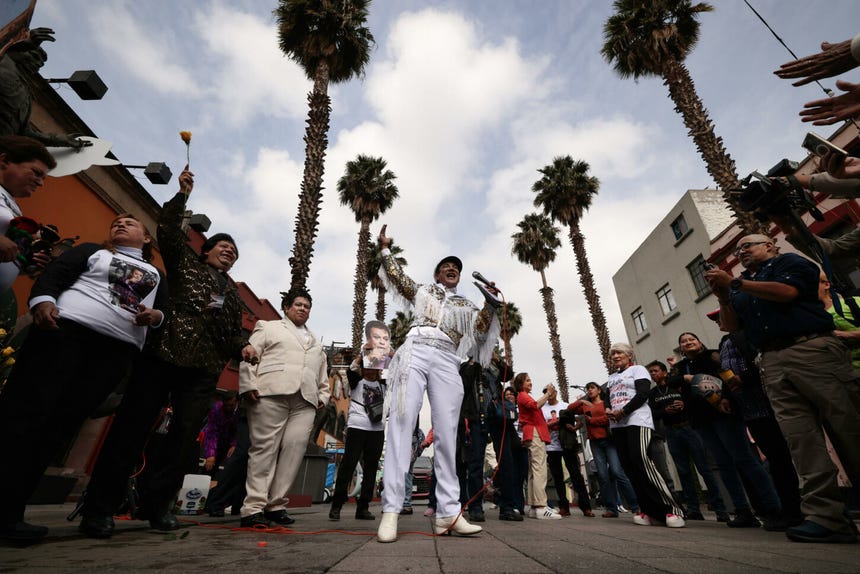 Personas cantan para recordar al cantante mexicano Juan Gabriel este viernes, en la emblemática Plaza Garibaldi, en Ciudad de México (México).    