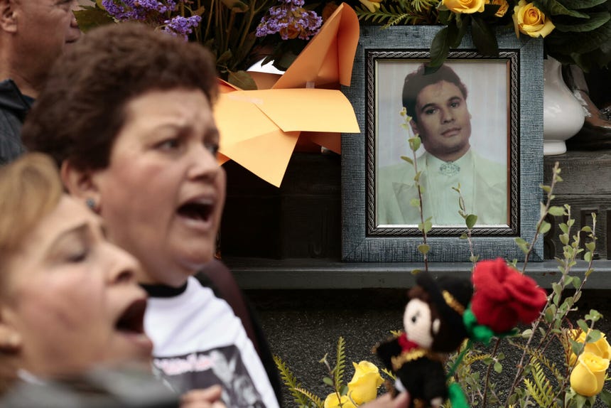 Imagen del cantante mexicano Juan Gabriel durante una serenata colectiva para recordar al ‘Divo de Juárez’ a 10 años de su muerte.     