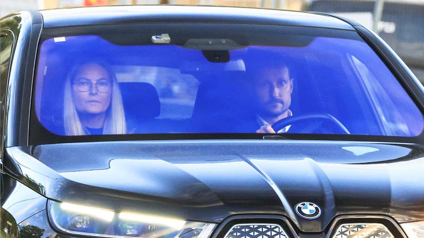 El príncipe heredero Haakon de Noruega (derecha) y la princesa heredera Mette-Marit (izquierda) llegan al Hospital Nacional, donde se encuentra ingresado el rey Harald, en Oslo, Noruega, el 27 de agosto de 2026