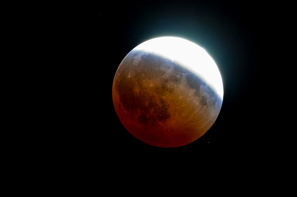 El cielo de <strong>Caracas</strong>, en <strong>Venezuela</strong>, fue escenario del <a data-mce-href=https://rpp.pe/ciencia/espacio/eclipse-lunar-hoy-en-vivo-en-peru-nasatv-via-youtube-live-3586 href=https://rpp.pe/ciencia/espacio/eclipse-lunar-hoy-en-vivo-en-peru-nasatv-via-youtube-live-3586 target=_blank rel=noopener>eclipse lunar parcial</a>, con la Luna llena adquiriendo una apariencia particular durante el fenómeno astronómico.