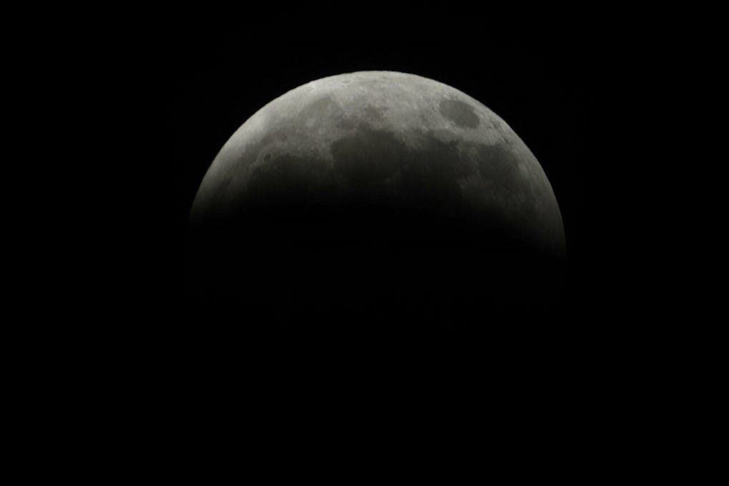La Luna llena se tiñó parcialmente de sombra durante el <a data-mce-href=https://rpp.pe/ciencia/espacio/eclipse-lunar-hoy-en-vivo-en-peru-nasatv-via-youtube-live-3586 href=https://rpp.pe/ciencia/espacio/eclipse-lunar-hoy-en-vivo-en-peru-nasatv-via-youtube-live-3586 target=_blank rel=noopener>eclipse lunar</a> observado este jueves en <strong>Tegucigalpa</strong>,<strong> Honduras</strong>.