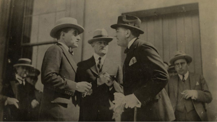 Manuel Freyre de Santander (diplomático del Perú) y Agustín Edwards (su par de Chile) captados ante la mirada del general John Pershing, durante las labores de la comisión plebiscitaria.