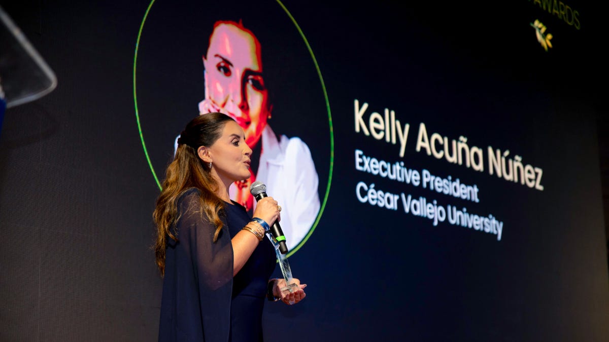 Kelly Acuña gana los Women in Tech® LATAM Awards 2026 por su aporte al empoderamiento femenino