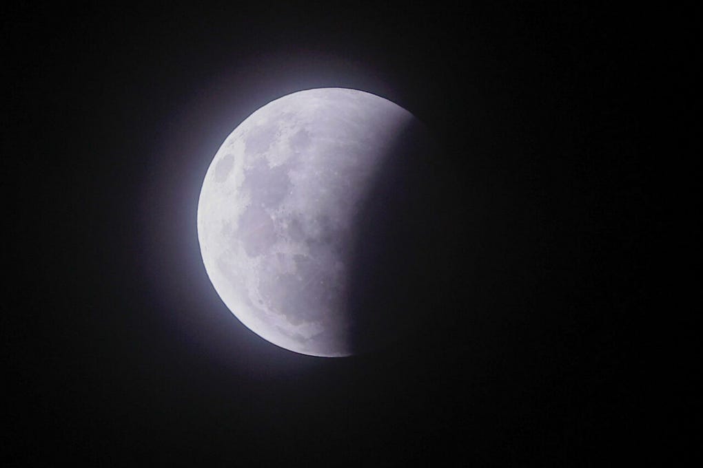 El <a data-mce-href=https://rpp.pe/ciencia/espacio/eclipse-lunar-hoy-en-vivo-en-peru-nasatv-via-youtube-live-3586 href=https://rpp.pe/ciencia/espacio/eclipse-lunar-hoy-en-vivo-en-peru-nasatv-via-youtube-live-3586 target=_blank rel=noopener>eclipse lunar parcial</a> también pudo apreciarse desde<strong> Buenos Aires</strong>, <strong>Argentina</strong>, donde la Luna llena fue captada durante el desarrollo del fenómeno astronómico.