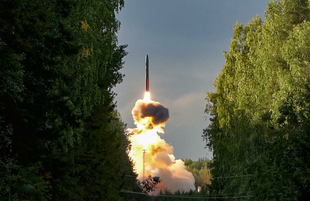 Con el argumento de que la OTAN ha provocado una carrera armamentista en el mundo, el presidente ruso, Vladímir Putin, anunció hace un año el reforzamiento de la triada nuclear con bombarderos modernizados Tu-160M y misiles balísticos intercontinentales RS-24 Yars.