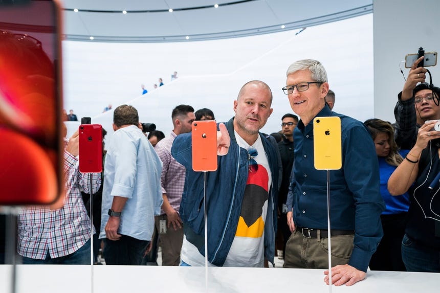 Tim Cook llevó a la compañía a superar una valoración de billones de dólares, impulsando productos como el Apple Watch y los AirPods.