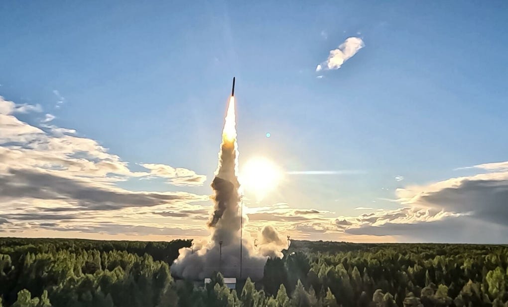 El proyectil recorrió seis mil kilómetros hasta alcanzar su objetivo en el polígono de tiro de Kurá, en la península rusa de Kamchatka, en el océano Pacífico.