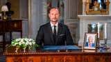 Haakon VIII se dirige por primera vez como monarca a un pueblo que llora a Harald V
