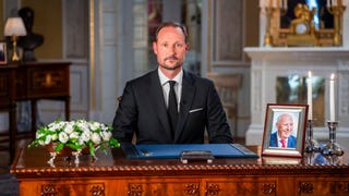 Haakon VIII se dirige por primera vez como monarca a un pueblo que llora a Harald V