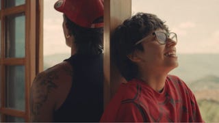 Mafe sin R, rostro de Zaca TV, protagoniza junto a su pareja el nuevo videoclip de Emil
