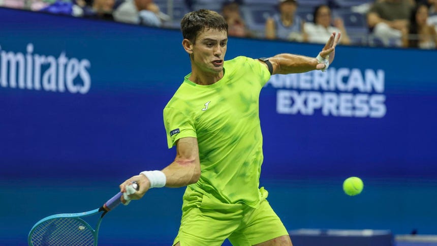 El argentino Mariano Navone consigue su primera victoria en el Arthur Ashe y frente a su ídolo en este deporte.