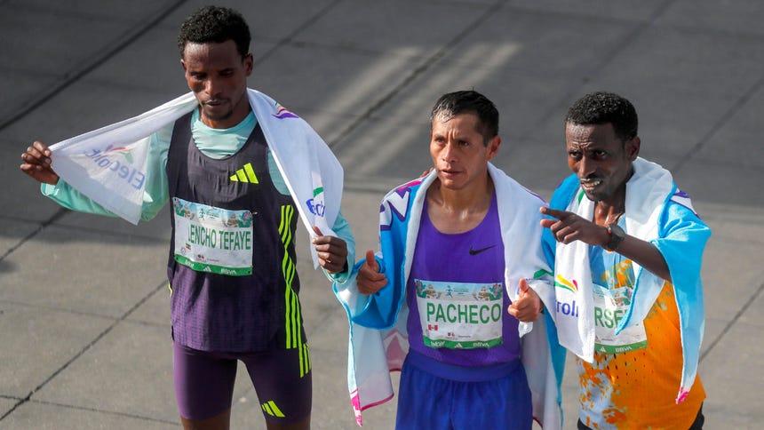 El peruano Cristhian Pacheco Mendoza (c) primer lugar, y los etiopes Anbesa Tesfaye Lencho (i) segundo lugar y Balew Yihunie  Derseh (d) tercer lugar.