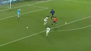 Momento insólito: un recogebolas se interpuso en una jugada de gol en el fútbol chileno [VIDEO]